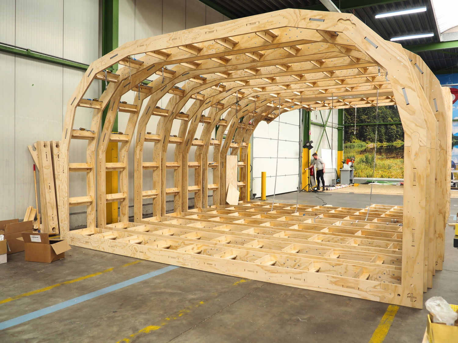 At the end of the first day, ten sections are assembled and are positioned side by side. Each section is made up of two frames, connected by spacers every sixty centimeters, and the whole section is held together by tension belts.